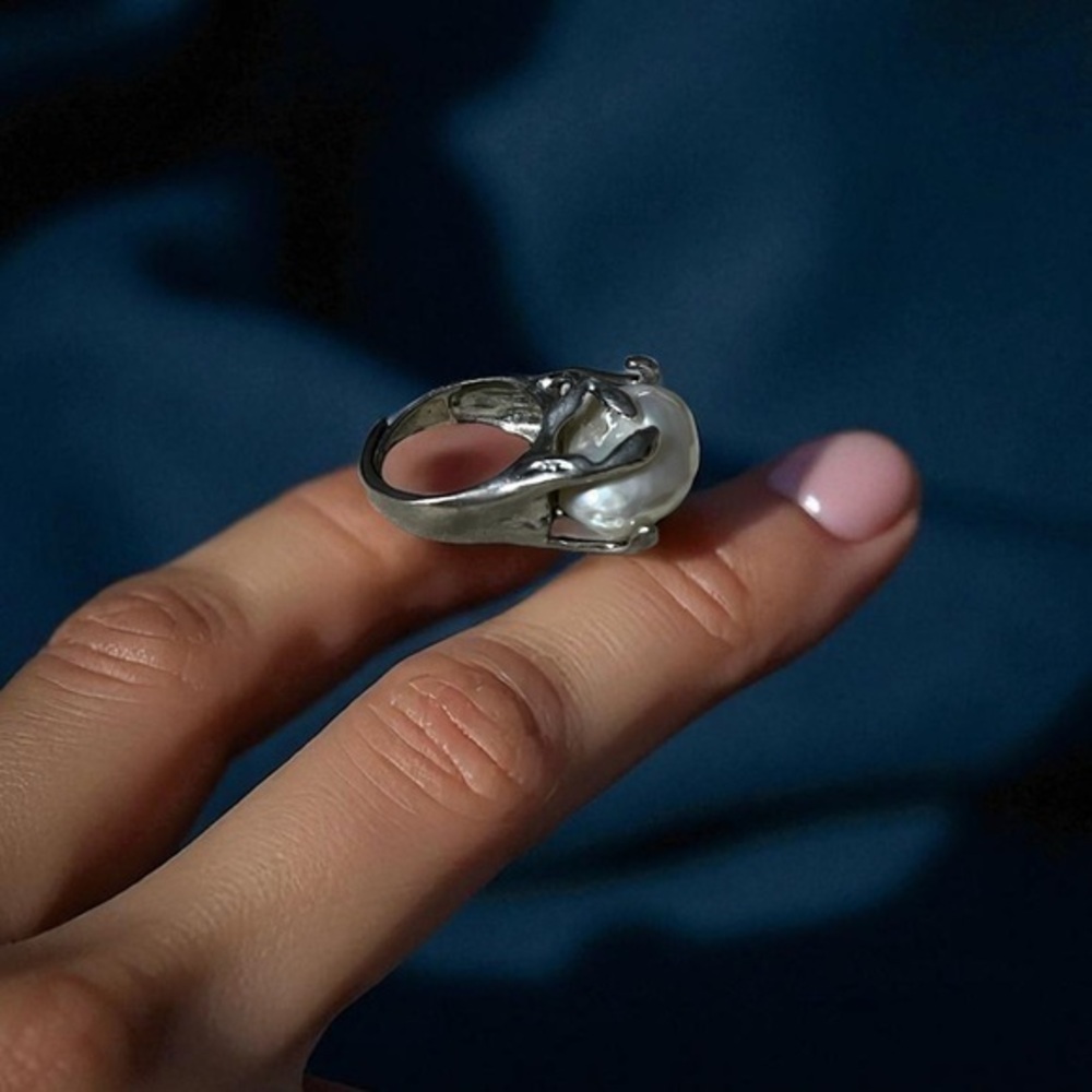 Fresh water pearl set in unique design, silver plate adjustable ring 💍🤍